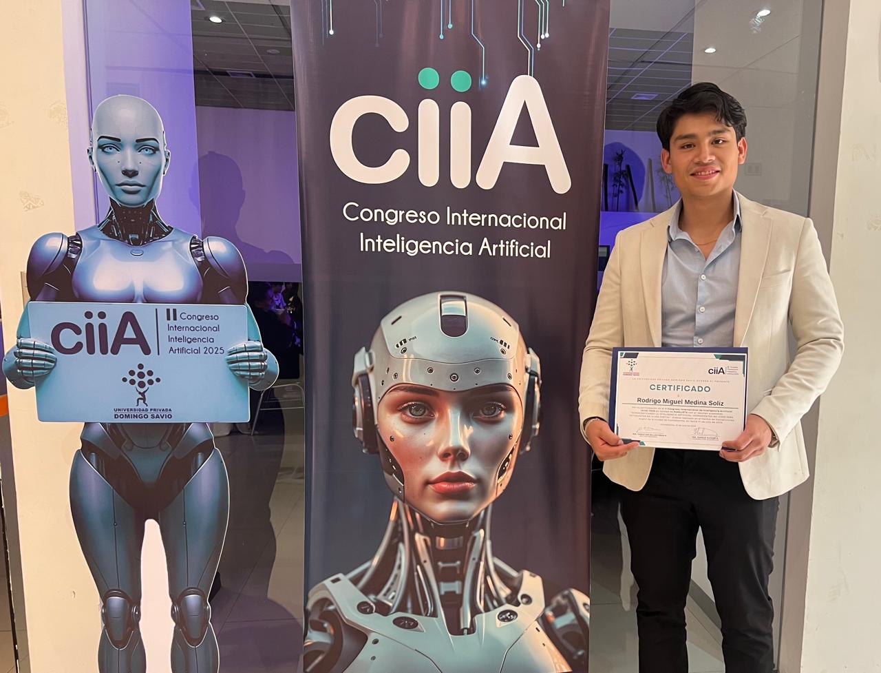 Rodrigo Miguel Medina Soliz con su certificado en el II Congreso Internacional de Inteligencia Artificial